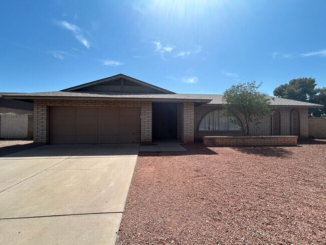 Building Photo - 2141 E Manhatton Dr