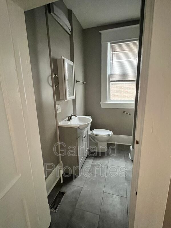 Building Photo - 833 Wasena Ave SW