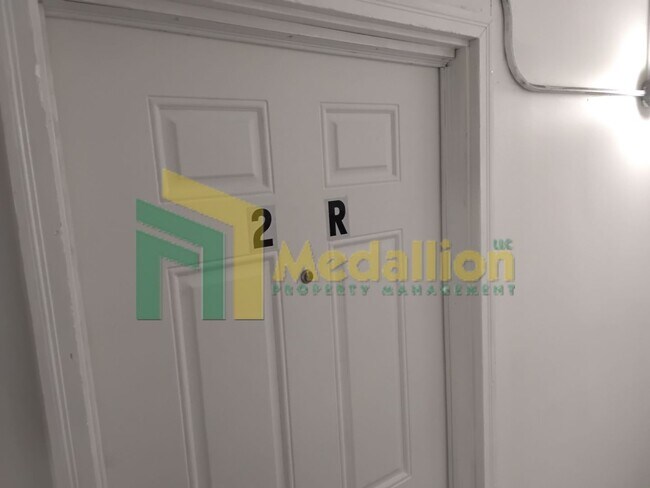 Building Photo - Updated 2-Bedroom Loft-Style Unit in Wicker Park