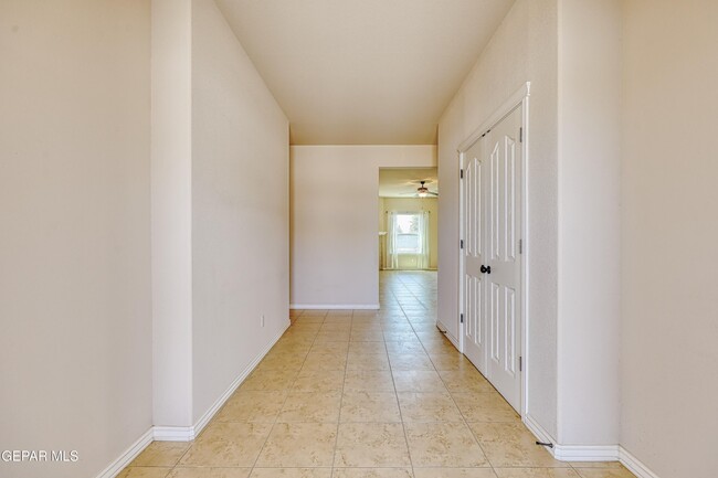 Building Photo - 5601 Valley Maple Dr