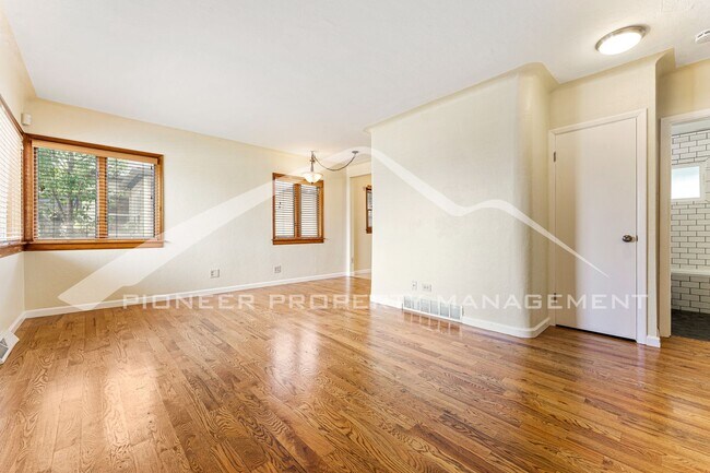 Building Photo - Charming Home with Central AC and Washer/Dryer