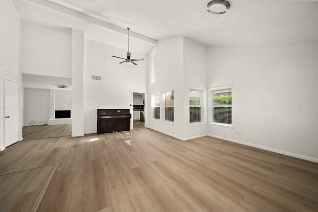 Building Photo - 3219 The Highlands Dr