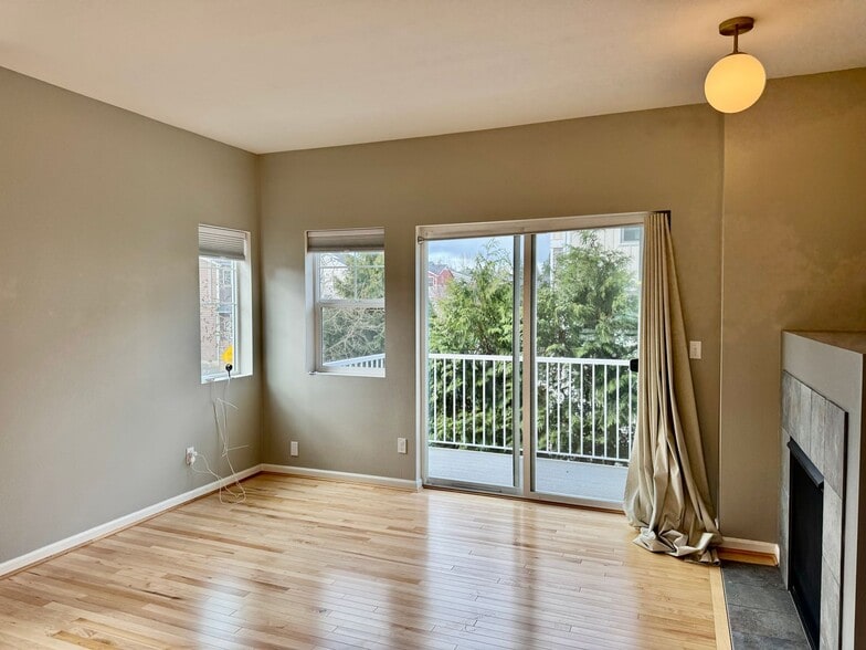 Building Photo - Everett Townhouse