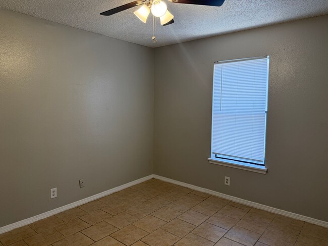 Building Photo - Charming 1-Bedroom in Hardlandale *WATER INCLUDED*