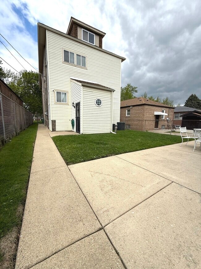 Building Photo - 9237 S Paxton Ave