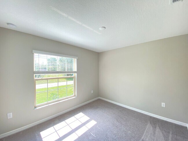 Building Photo - SW location 4/2/2 **WON'T LAST**