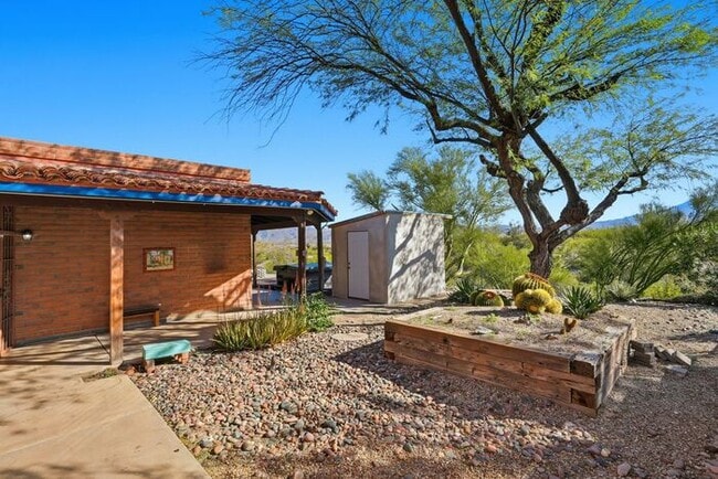 Building Photo - 770 N Lazy J Wy