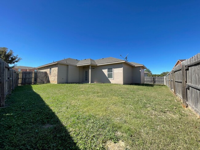 Building Photo - 4 bedroom 2 bath with 2 car garage