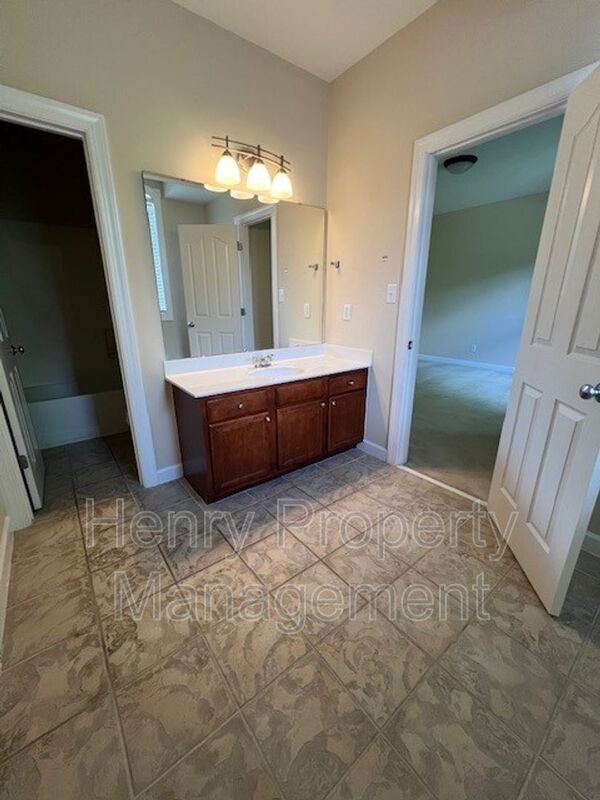 Building Photo - 1905 Old London Way