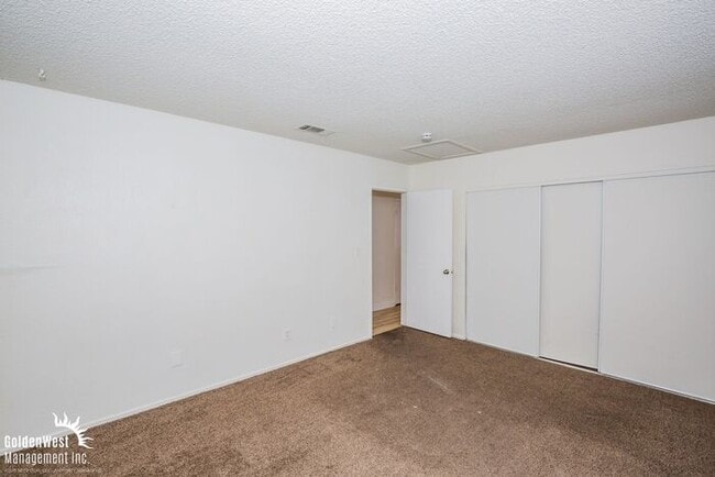 Building Photo - Renovated 2Bdm 1Ba Upstairs Apartment in Convenient Las Vegas Location - MI Special