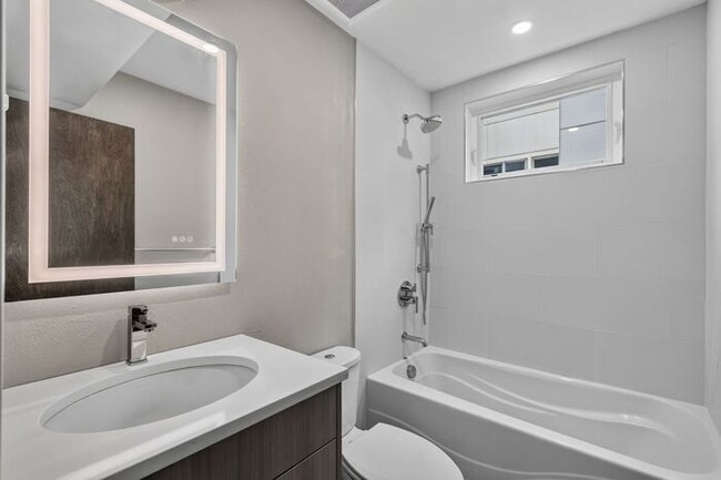 Building Photo - Trendy West Seattle Townhome w/Air Conditioning and Rooftop Deck