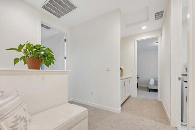 Building Photo - Beautiful, light filled home with EV charger, cozy backyard, very convenient SWSR location