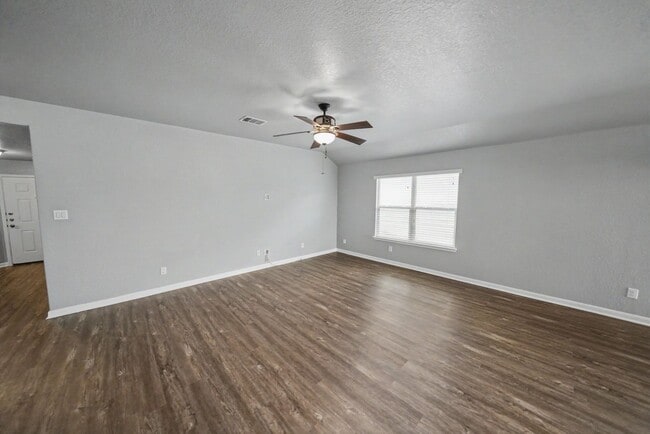 Building Photo - Modern 4-Bed Home with Open Layout in New Braunfels - Realtor Commission: $500