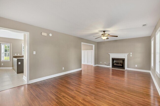 Building Photo - 3 bedroom with BONUS! Fenced Yard $500 off MOVE IN SPECIAL!