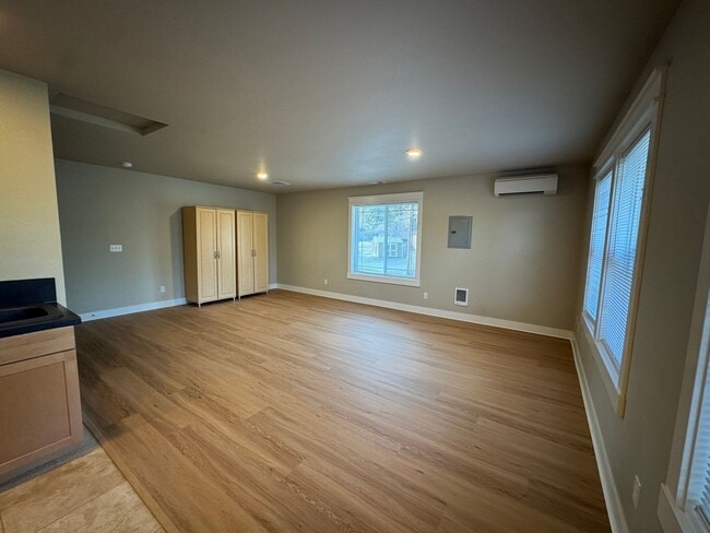 Building Photo - Cute and Modern Studio in Downtown Bend