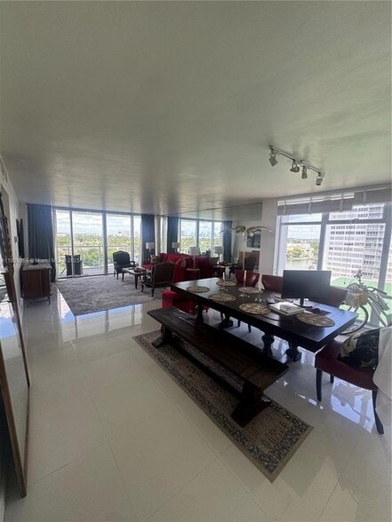 Primary Photo - 5750 Collins Ave