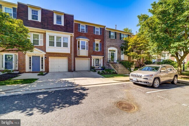Building Photo - 8 Carriage House Cir