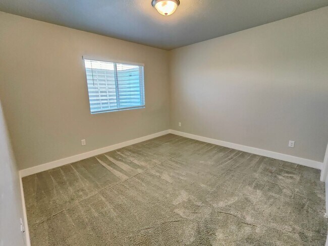 Building Photo - Spacious 6 Bed, 3.5 Bath Home in Clinton, UT