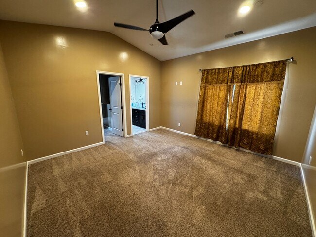 Building Photo - 5 Bedroom Home in El Cajon