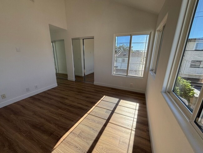 Building Photo - Remodeled 3 Bed 3 Bath Townhome for Rent in Glendale, CA