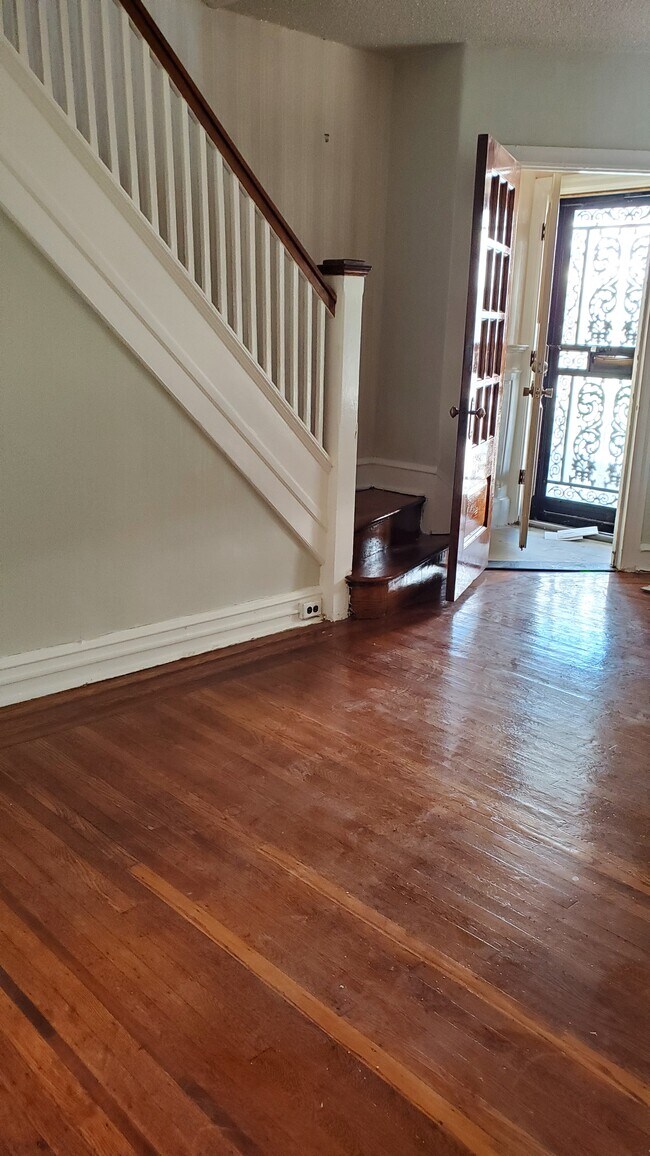 Building Photo - 1926 W Airdrie St