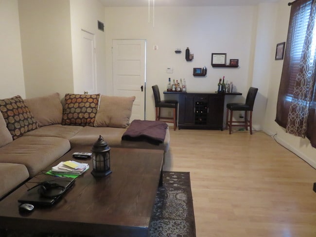 livng room - 122 N Michigan Ave