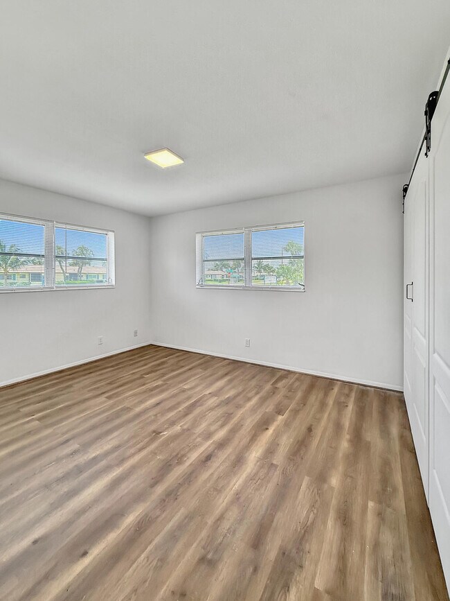 Building Photo - 5263 Cresthaven Blvd