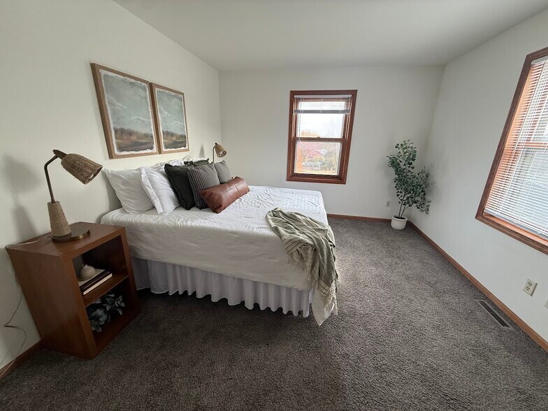 Building Photo - 903 Clarmar Dr