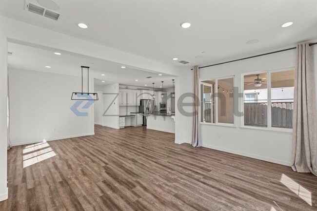 Building Photo - 136 Willowrun Wy