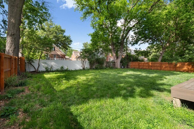 Building Photo - Stunning 4-bedroom, 2.5-bathroom rental of...