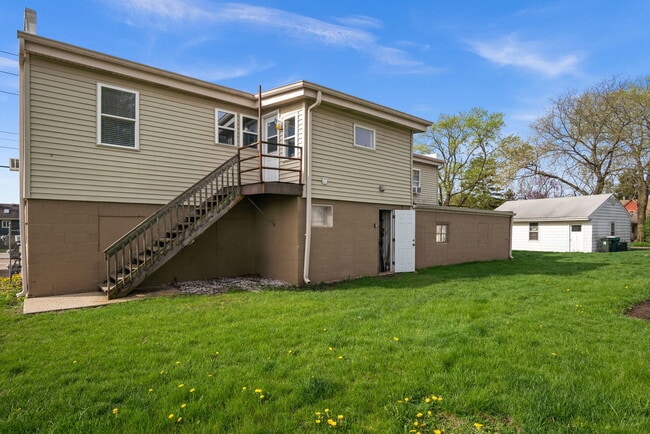 Building Photo - 827 E Wilson St