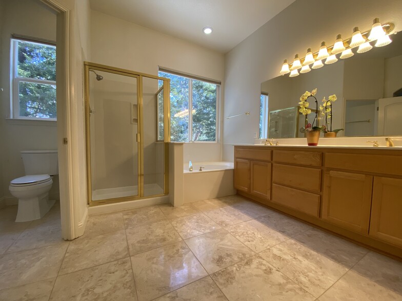 Master Bath - 1828 Ivanhoe Ave