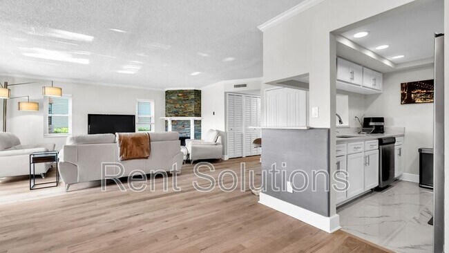 Building Photo - 10192 Seminole Island Dr
