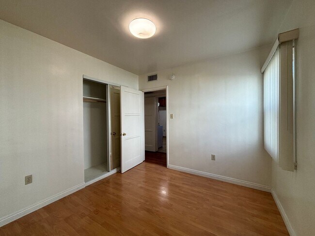 Building Photo - Glenoaks, 625-633 1/2