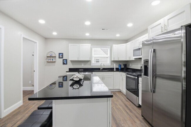 Building Photo - 810 Carson St