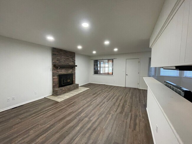 Building Photo - Beautifully Maintained Single-Level Home