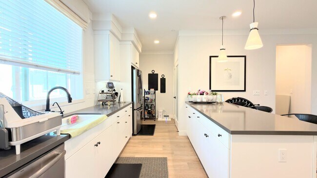 Building Photo - Luxury Builder Model Home - Resort Style Amenities In A Gated Community