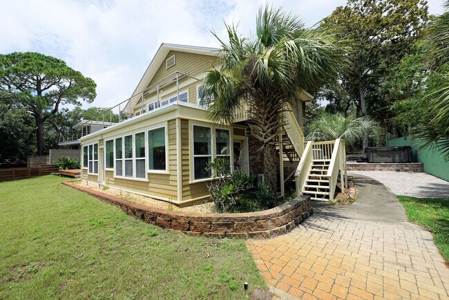 Building Photo - Waterfront in Shalimar with Dock and Lift
