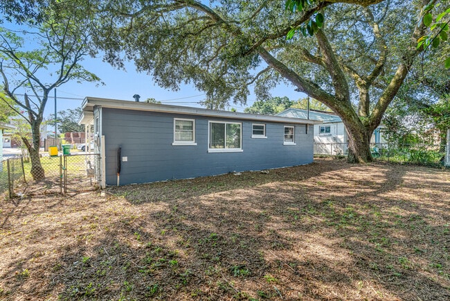 Building Photo - 711 Crestview Ave