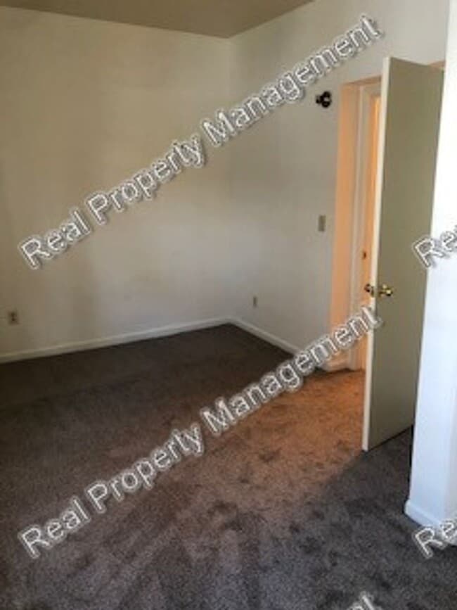 Building Photo - One Bedroom Main Floor Apartment