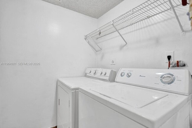 Building Photo - 351 Palm Way