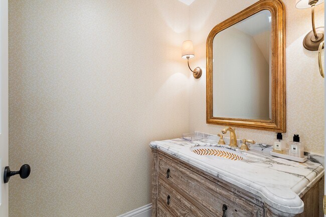 Building Photo - 210 Emerald Ln