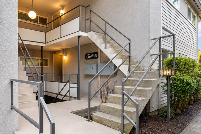 Building Photo - North Beacon Hill 1 Bedroom Apartment for Rent | Beacon Hill Light Rail Access, Balcony, Hardwood...