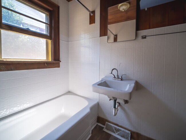 Building Photo - 503 Childs St