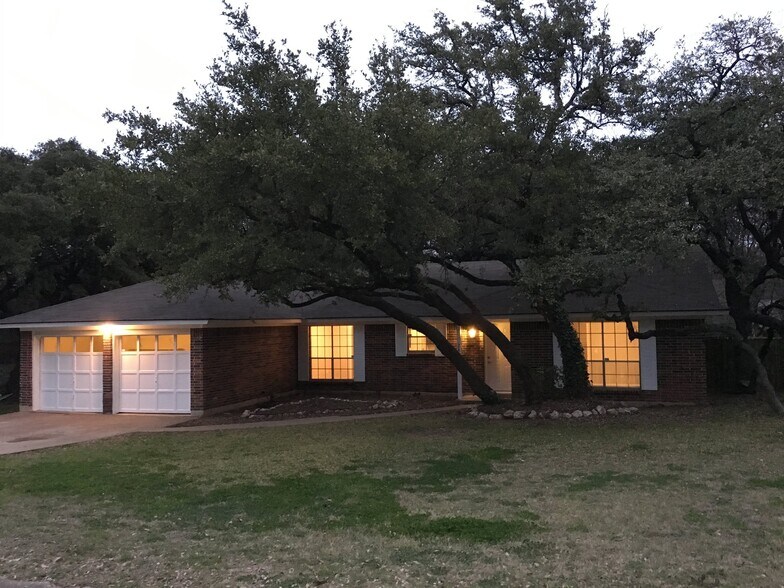 Building Photo - 2400 Dijon Dr