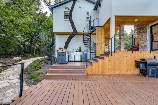 Building Photo - 1105 Constant Springs Dr