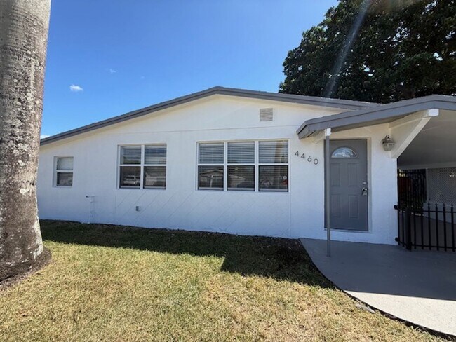 Primary Photo - The perfect corner House with 3 beds 2 bat...