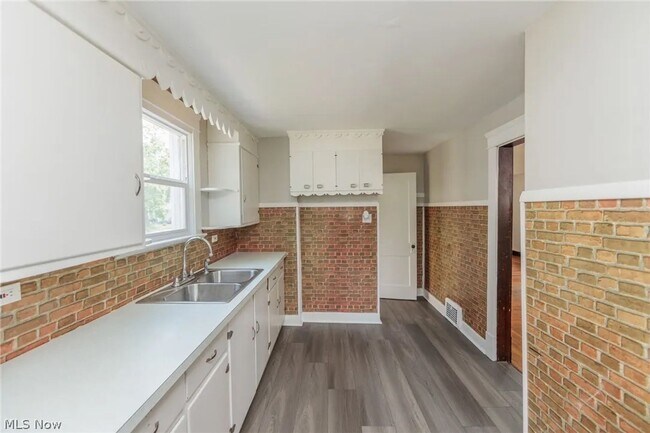 Building Photo - 3 Bedroom 1 Bathroom House in Lorain