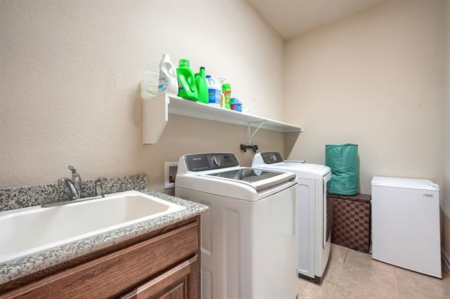 Building Photo - 949 Byron St