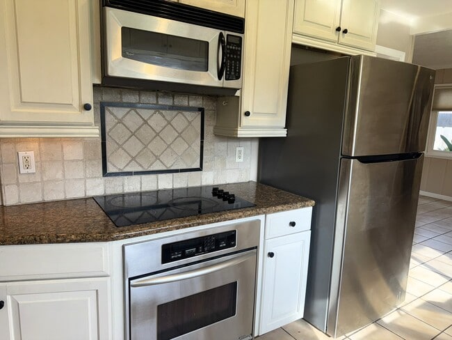 Building Photo - 454 W Twain Ave